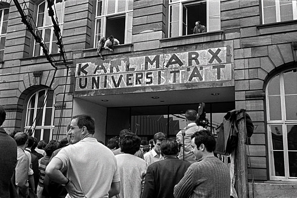 Students rename Frankfurt University in 1968