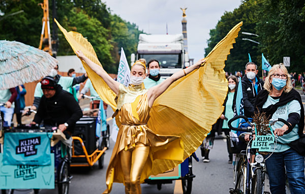 Berlin - Demonstration «Give peace a dance»