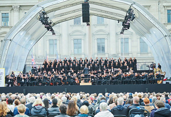 Staatskapelle Berlin und Staatsopernchor spielen auf Bebelplatz