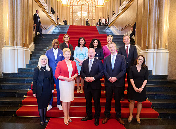 Rückblick Wahl zum Abgeordnetenhaus in Berlin 2023 Nach der Wiederholungswahl am 12. Februar 2023 konnte die rot-grün-rote Koalition zwar ihre Mehrheit behalten, jedoch entschied sich die SPD dazu, eine Koalition mit der CDU einzugehen. Zum Regierenden Bürgermeister wurde der CDU-Politiker Kai Wegner gewählt.