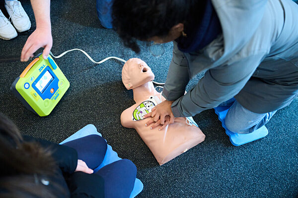 Rettungstag „Staying Alive“ - junge Menschen in Notfallsituation