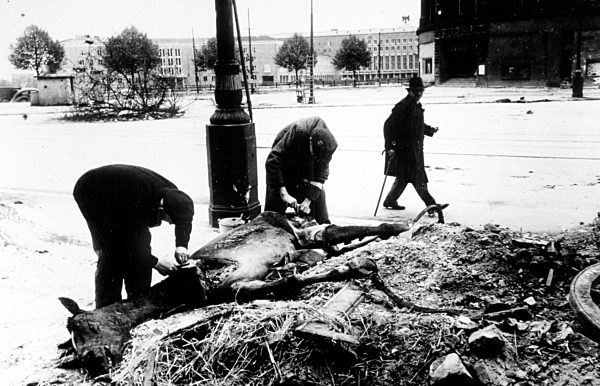 Zweiter Weltkrieg -  Hunger -  Berlin 1945