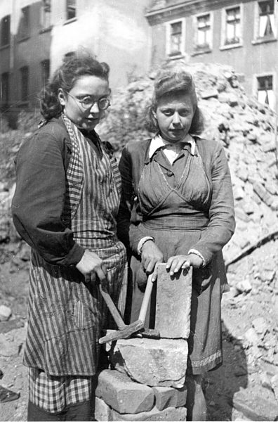 Trümmerfrauen mit Steinen