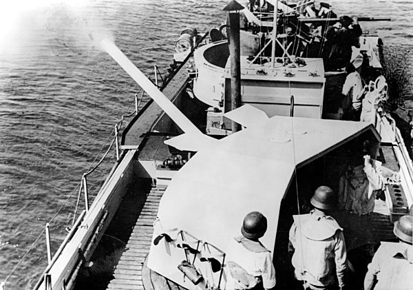 II. WK - Kriegsmarine - Kampffähre  1944