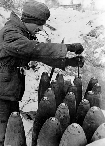 II. WK - Artillerie - Einstellen der Zuender 1943