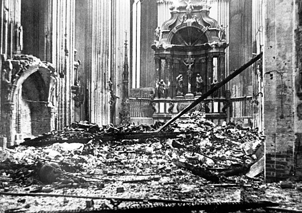 II. WK - Luftangriffe - Zerstoerte Luebecker Marienkirche 1942