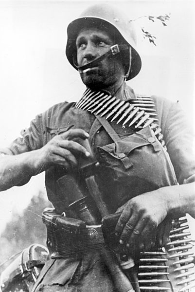 II. WK - Deutscher Infanterist mit Handgranaten