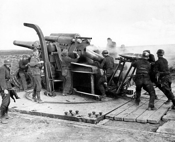 II. WK - Artillerie - Kanone mit Bedienmannschaft um 1944
