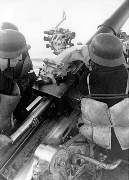 II. WK - Deutsche Wehrmacht - Laden eines Geschuetzes 1944