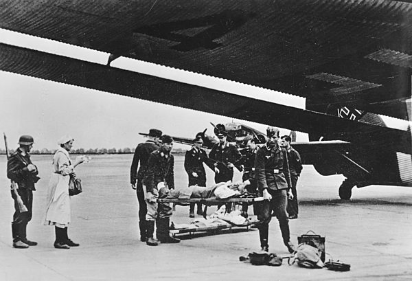 II. WK - Wehrmacht - Verwundetentransport mit dem Flugzeug 1944
