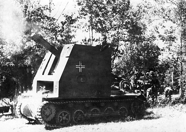 II. WK - Gepanzerte Feldartillerie beim Schuss 1942