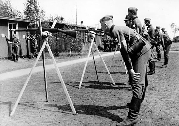 II. WK - Reichsarbeitsdienst bei der militärischen Ausbildung 1943