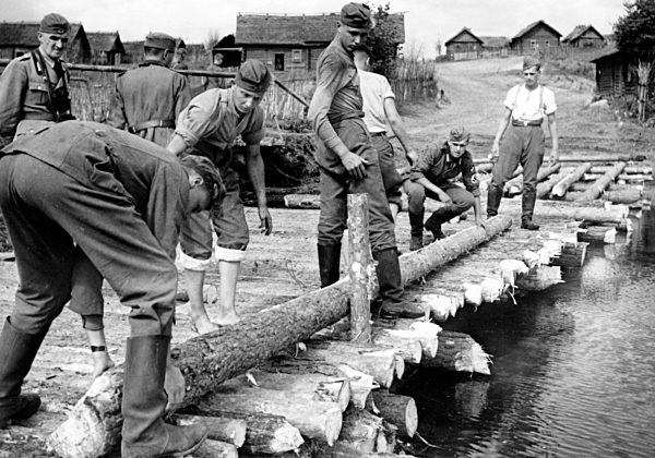 II. WK - Ostfront - Reichsarbeitsdienst beim Bau eines Knüppeldamms 1941