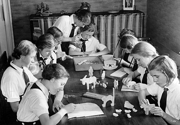 III. Reich - BDM - Mädchen basteln Spielzeug 1937