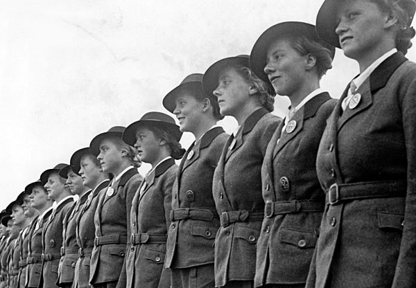 III. Reich - Frauen vom Reichsarbeitsdienst beim Appell in N?rnberg 1937