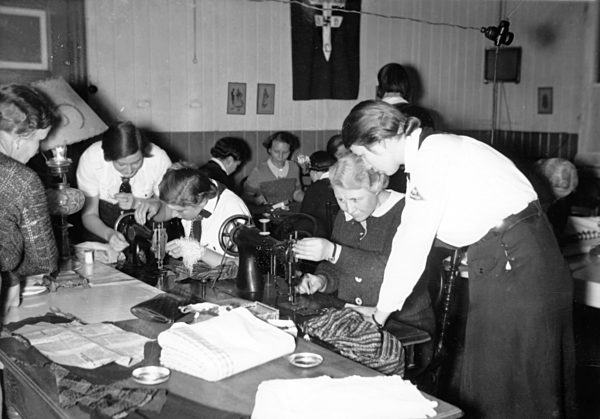 III. Reich - Bund Deutscher Mädel im Einsatz für das Winterhilfswerk 1937