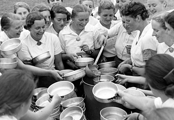 III. Reich - Frauen vom Reichsarbeitsdienst beim Mittagessen