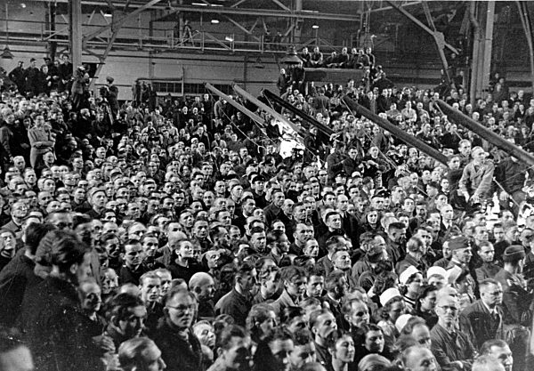 II. WK - Hitler spricht in Rüstungsfabrik 1940