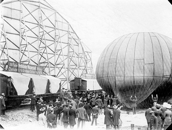 Kaiserreich - Befüllen eines Luftschiffes mit Wasserstoff