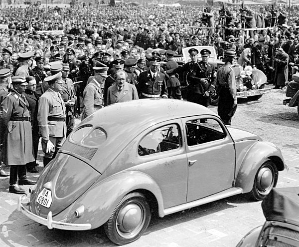 III. Reich - Adolf Hitler und Ferdiand Porsche am KdF-Wagen 1938