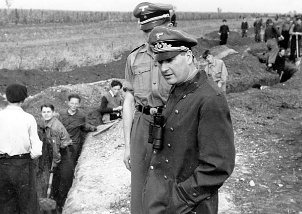 II. WK - Baldur von Schirach besichtigt Schanzarbeiten der HJ 1944