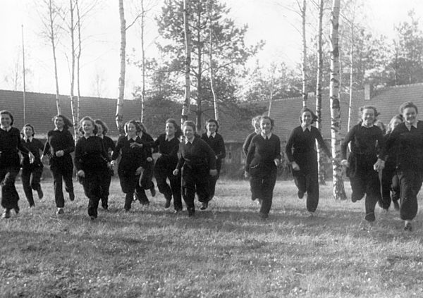 II. WK - Frauen an der Front 1944