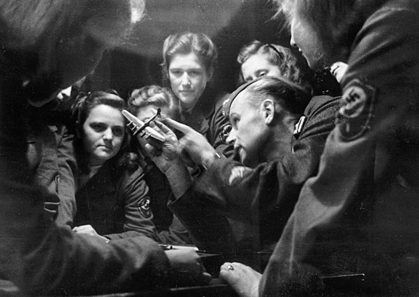 II. WK - Frauen an der Front 1944