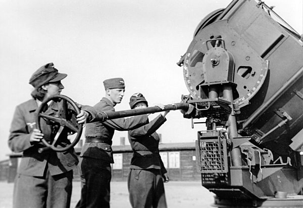 II. WK - Frauen an der Front 1944