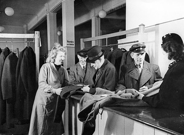 II. WK - Kleiderkammer der NSV 1943