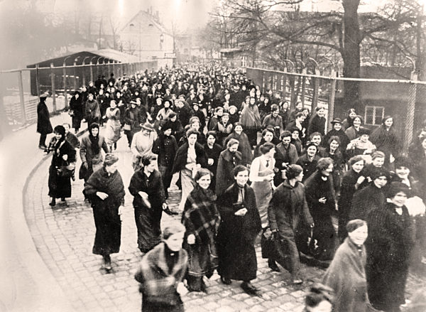 WW I - Women in the arms production