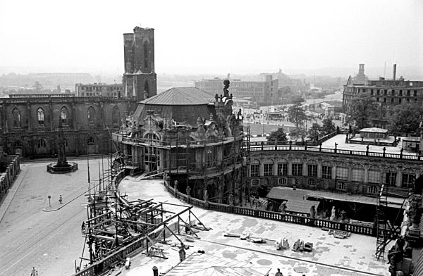DDR - Wiederaufbau Dresdner Zwinger 1955