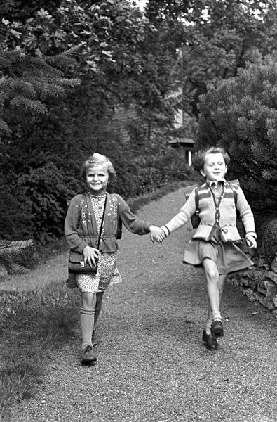 DDR - Schulanfängerinnen 1952