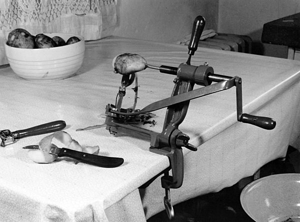 DDR - Kartoffelschälmaschine um 1954