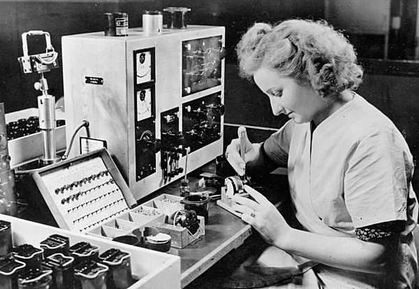 II. WK - Frauen in der Rüstung 1944