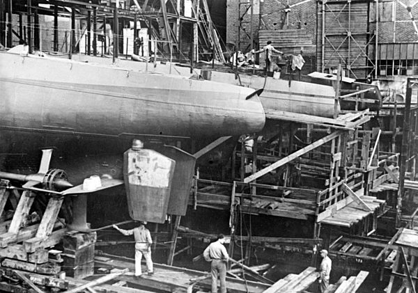 WW II - The German Navy - Men in the armaments industry 1944