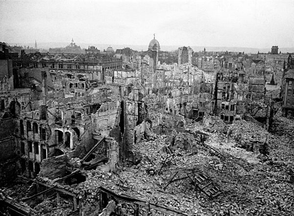 Nachkriegszeit - Zerstörtes Dresden 1945