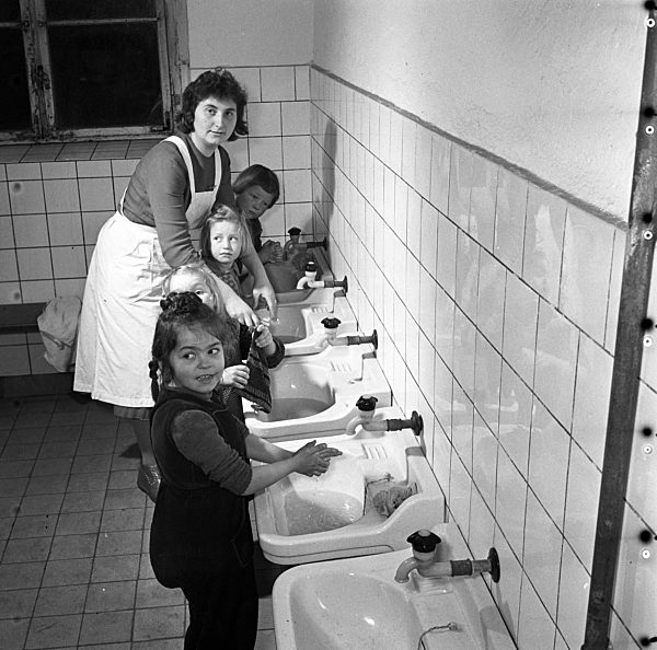 DDR - Kinder im Kindergarten um 1955