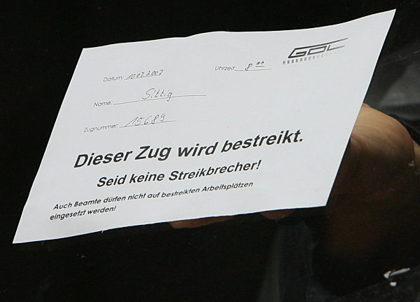 "Dieser Zug wird bestreikt" steht auf einem Schild...
