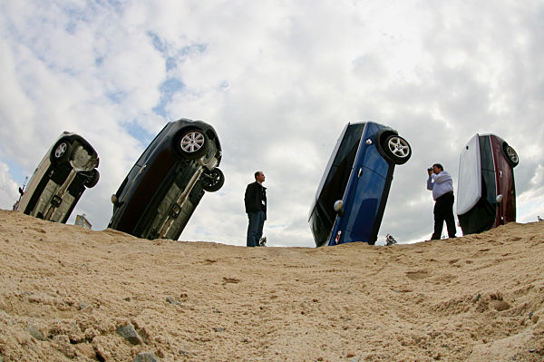 Vier im Sand "versenkte" Minis nehmen zwei Besucher der Internationalen...