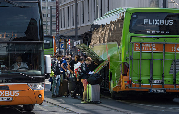 Fernreisebusse am Bahnhof Frankfurt