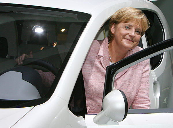 Bundeskanzlerin Angela Merkel am Steuer eines Kleinwagens up! auf der...
