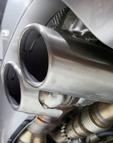 Der Auspuff eines Porsche auf der Internationalen Automobil Ausstellung...