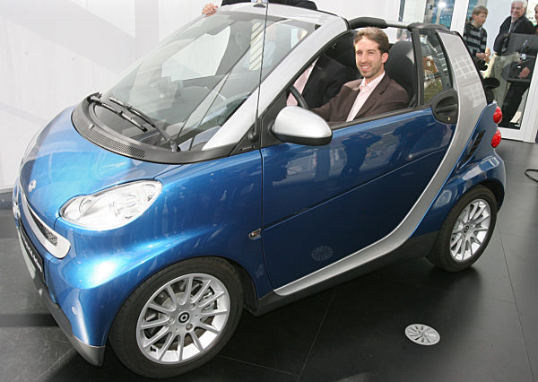 In seinem zukünftigen Dienstwagen - einem Smart - sitzt der Bürgermeister...