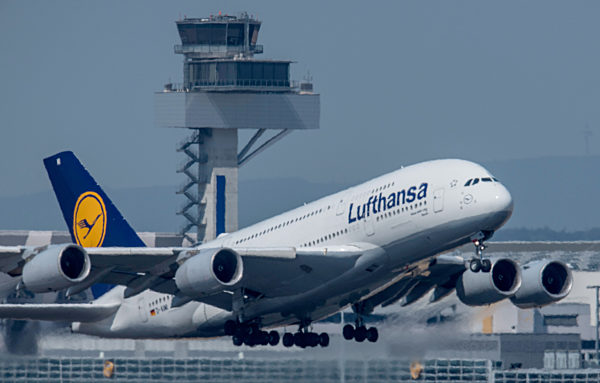 Flugzeugstart in der Sommerhitze