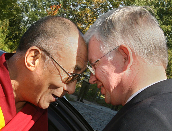 Der Dalai Lama in Deutschland - Roland Koch