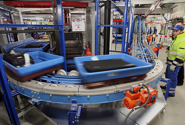 Rasend schnell befördert ein Rollband am Donnerstag (10.01...