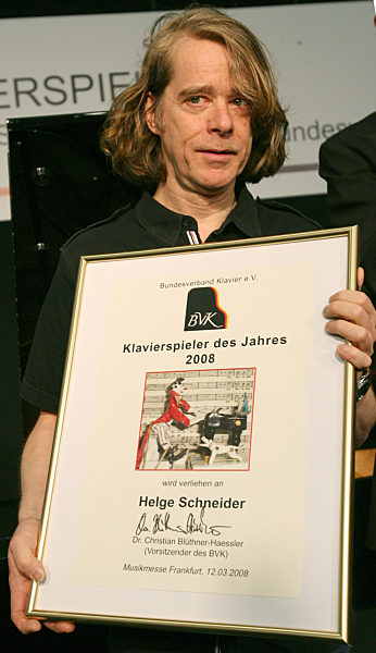 Mit der Urkunde in der Hand posiert der gerade zum "Klavierspieler des...