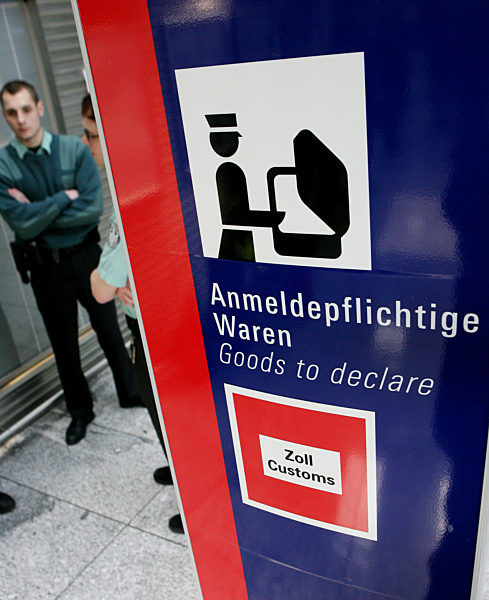 Auf ankommende Fluggäste warten Zöllner am Mittwoch (19.03...