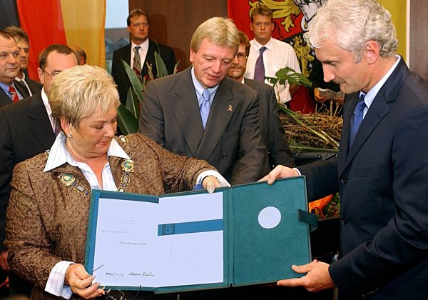 Fußball: Rudi Völler zum Ehrenbürger von Hanau ernannt