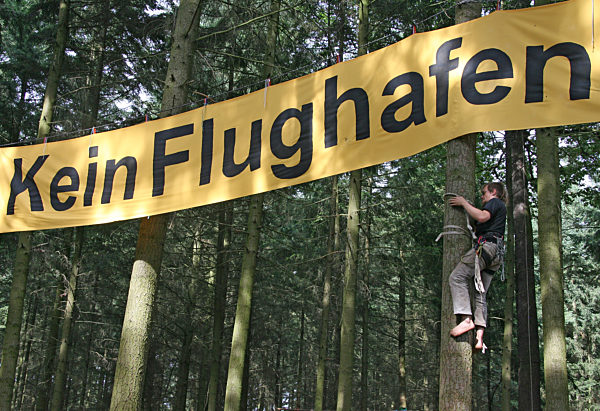 Ein junger Mann spannt am Dienstag (26.06...